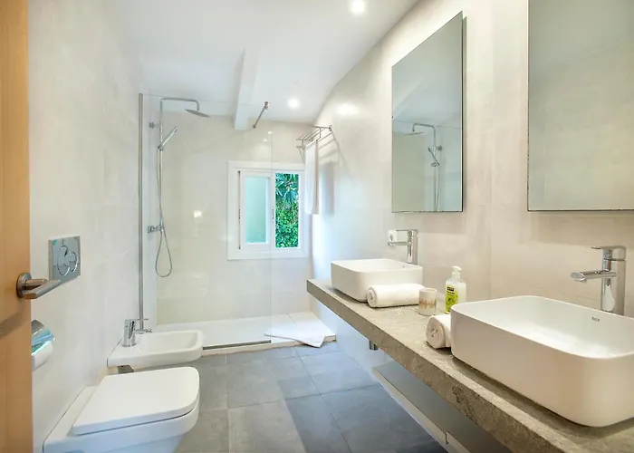 Menonge By Vintage Travel